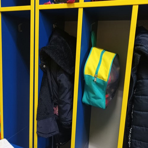 Koka mūzikas instrumenti mugursomā