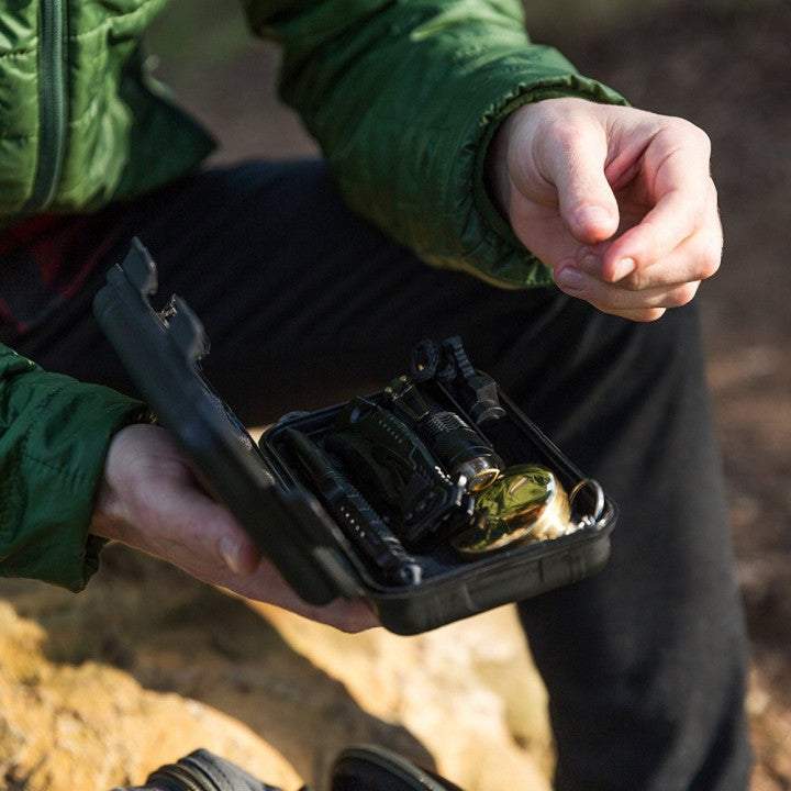 Izdzīvošanas komplekts 10 piederumi (daudzfunkcionālā vizītkarte, nazis, taktiskā pildspalva, lukturis)