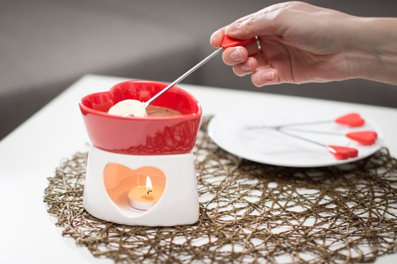 Šokolādes fondī - sirds formas SARKANS