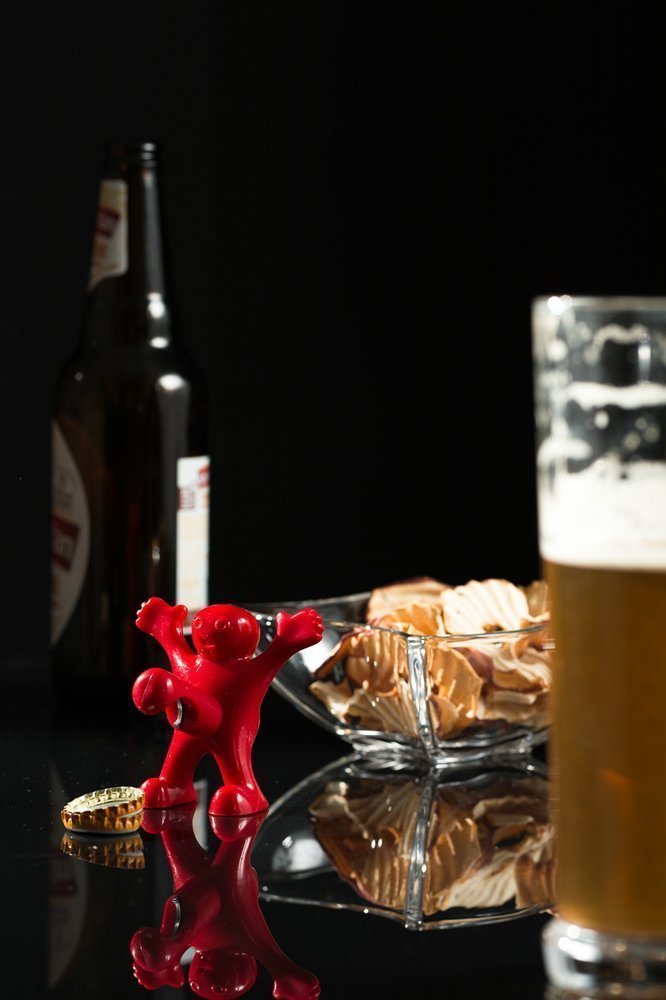 Laimīgs vīrietis pudeļu attaisāmais