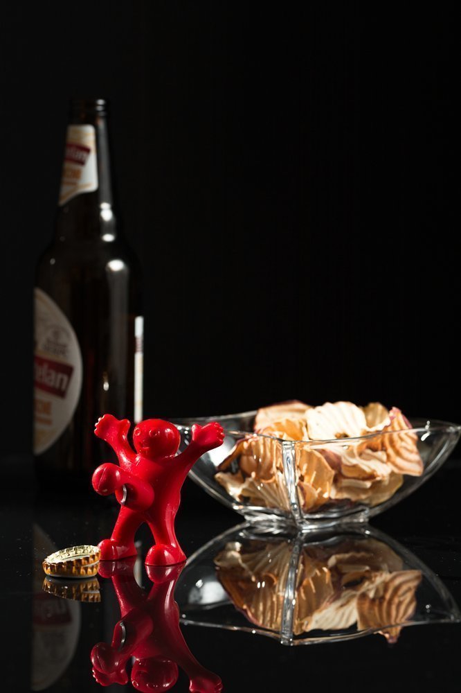 Laimīgs vīrietis pudeļu attaisāmais