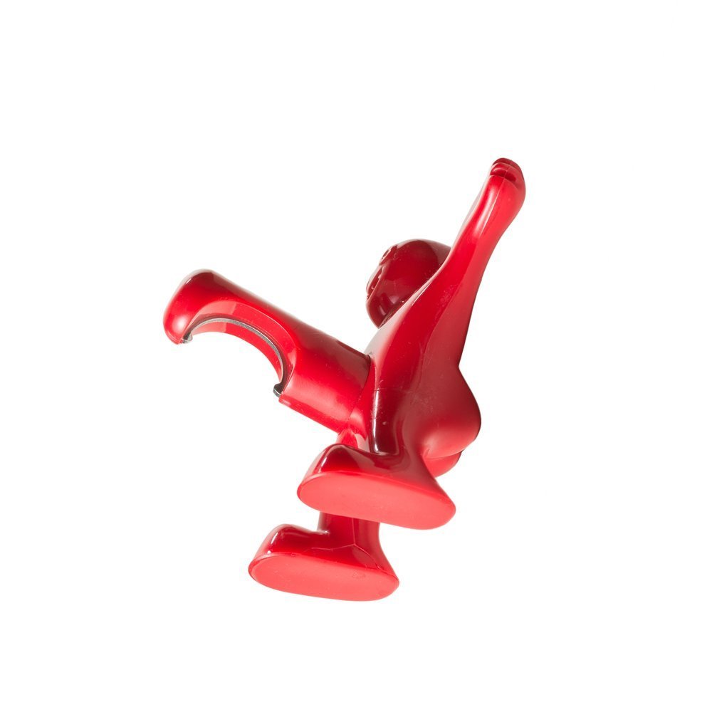 Laimīgs vīrietis pudeļu attaisāmais