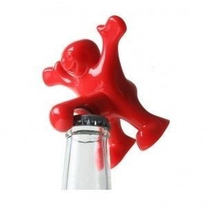 Laimīgs vīrietis pudeļu attaisāmais