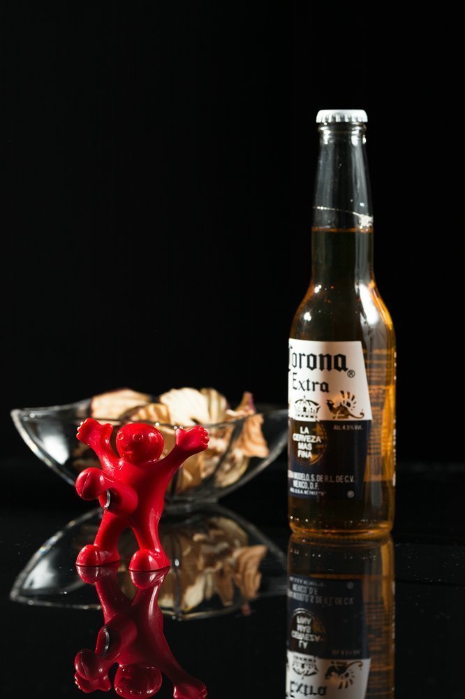 Laimīgs vīrietis pudeļu attaisāmais