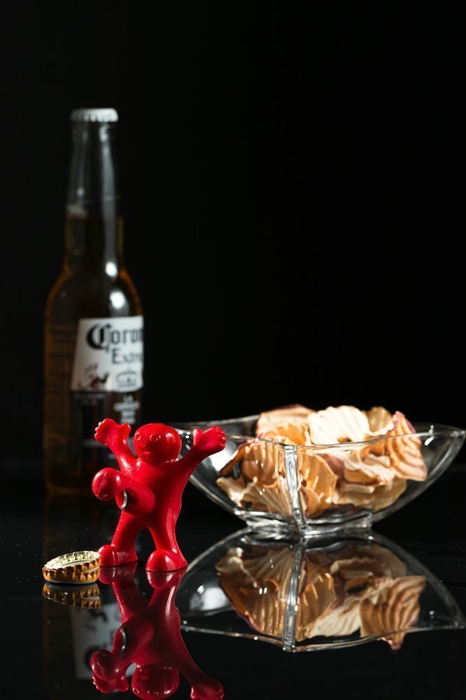 Laimīgs vīrietis pudeļu attaisāmais