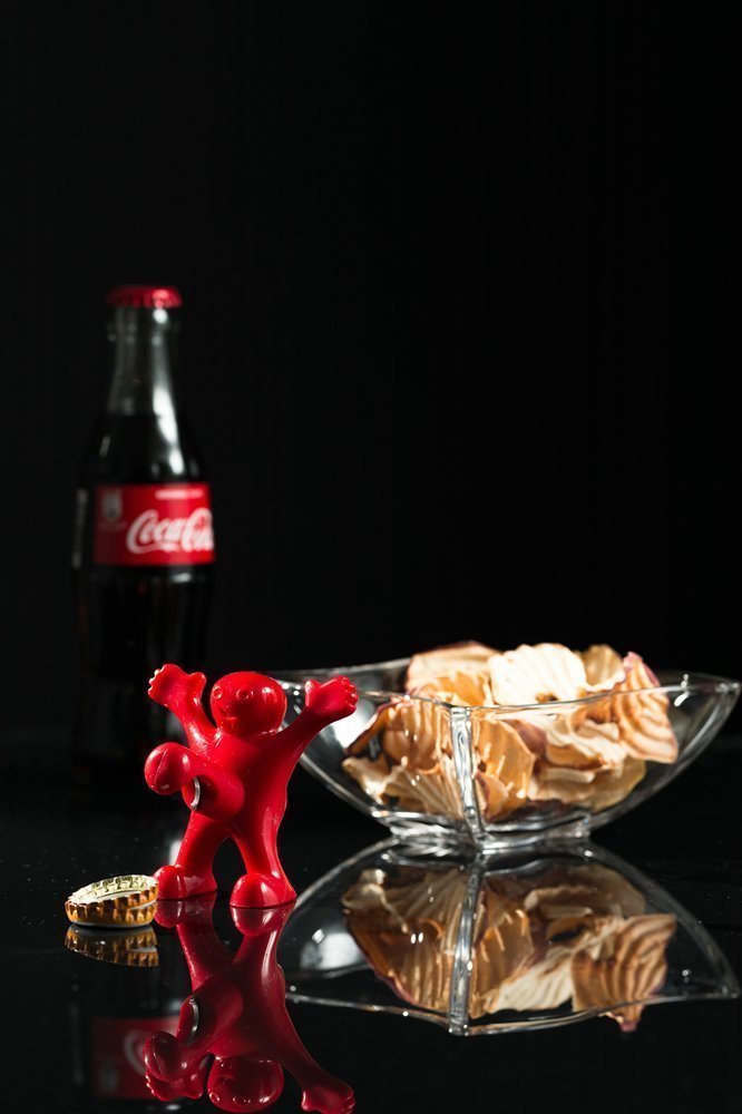 Laimīgs vīrietis pudeļu attaisāmais