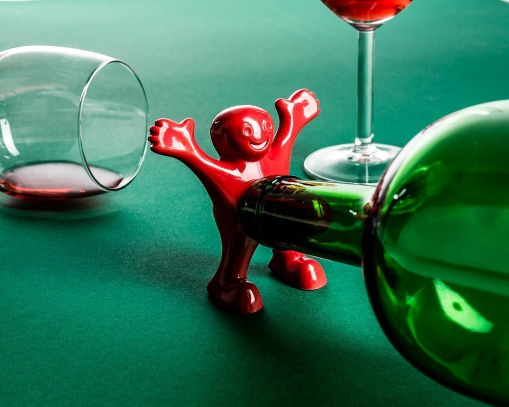 Laimīgs cilvēks pudeles aizbāznis