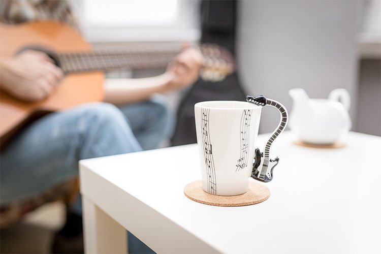 Mūzikas krūze - MELNĀ ĢITĀRA