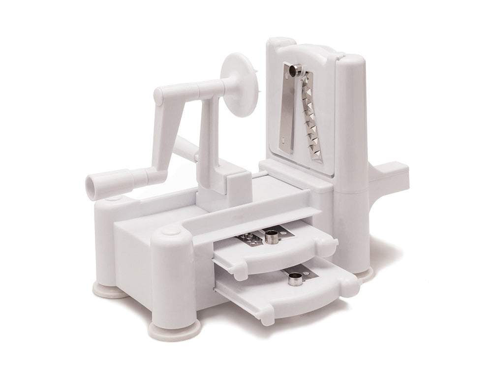 Dārzeņu griezējs ar trīs dažādiem asmeņiem.