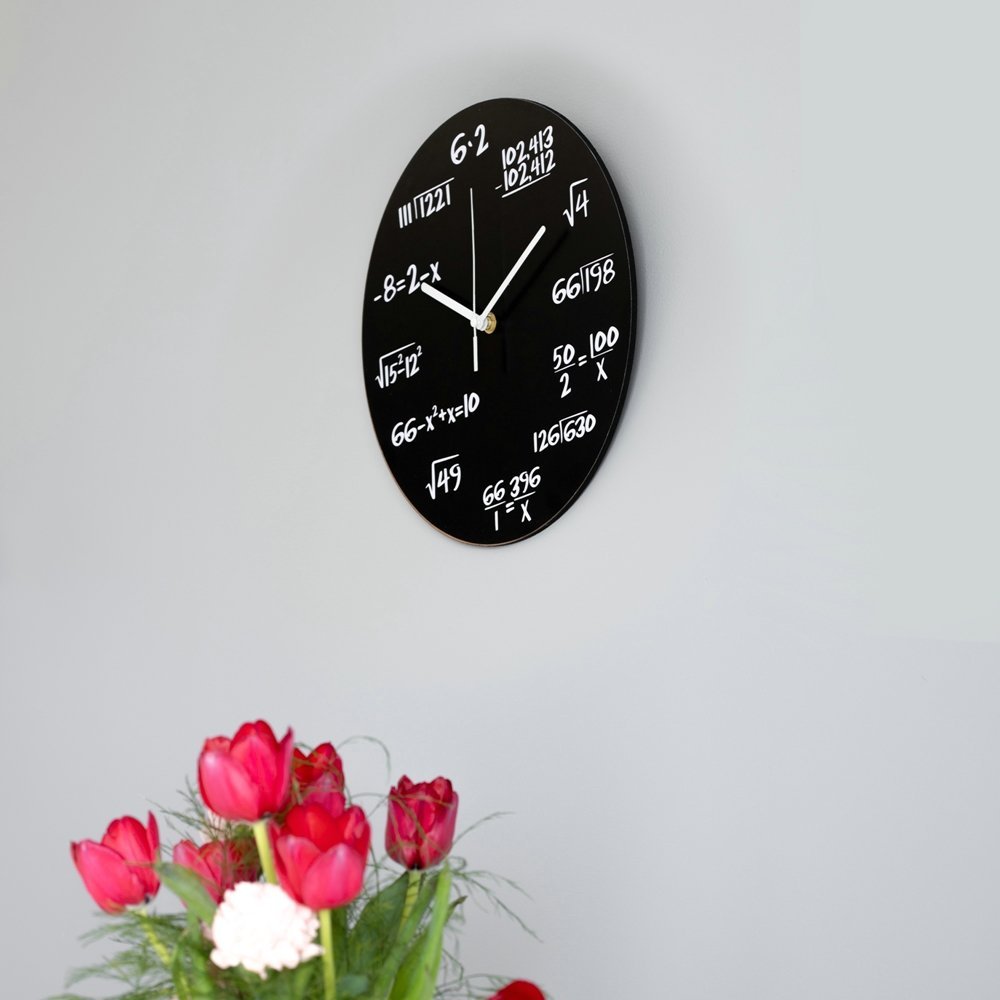Sienas pulkstenis ar matemātiskām formulām, melns
