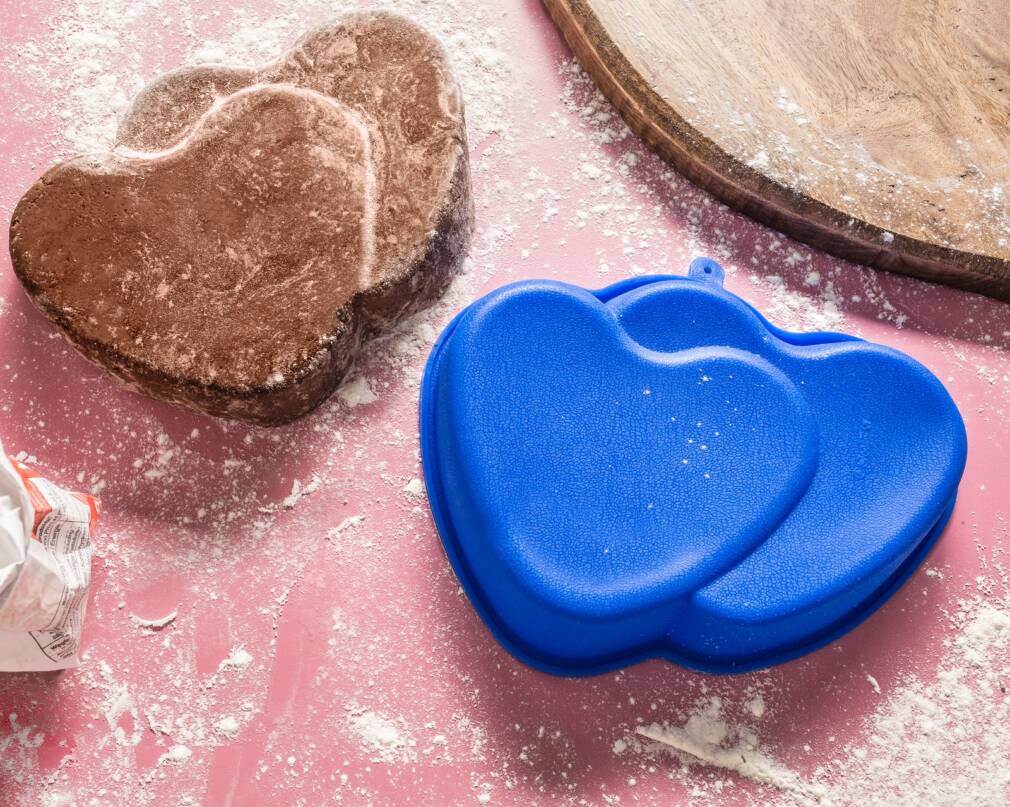 Silikona gatavošanas veidne divu sirds formā.