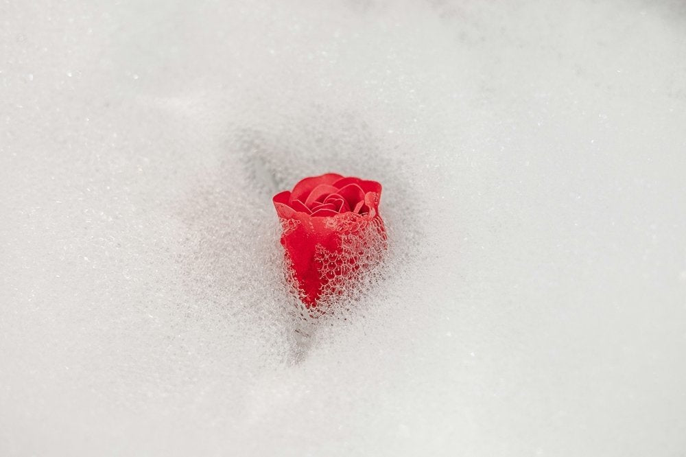 Ziepju vannas rozes metāla grozā.