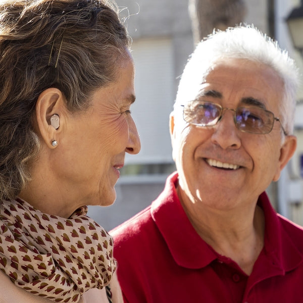 Ausīs ievietojams dzirdes pastiprinātājs ar piederumiem