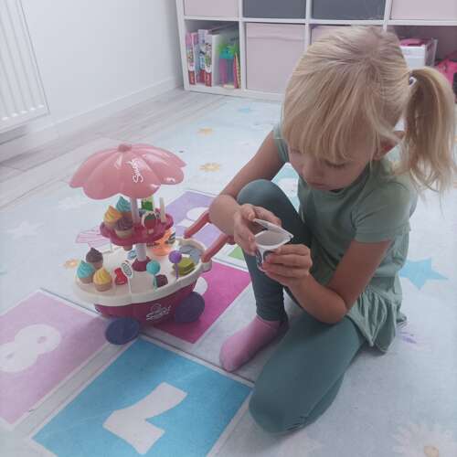 Saldējuma veikals ar ratiņiem