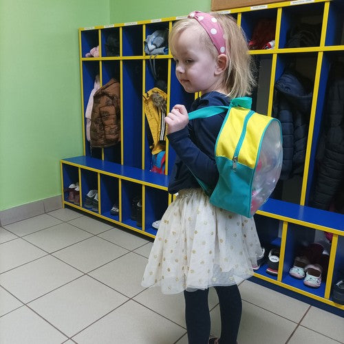 Koka mūzikas instrumenti mugursomā