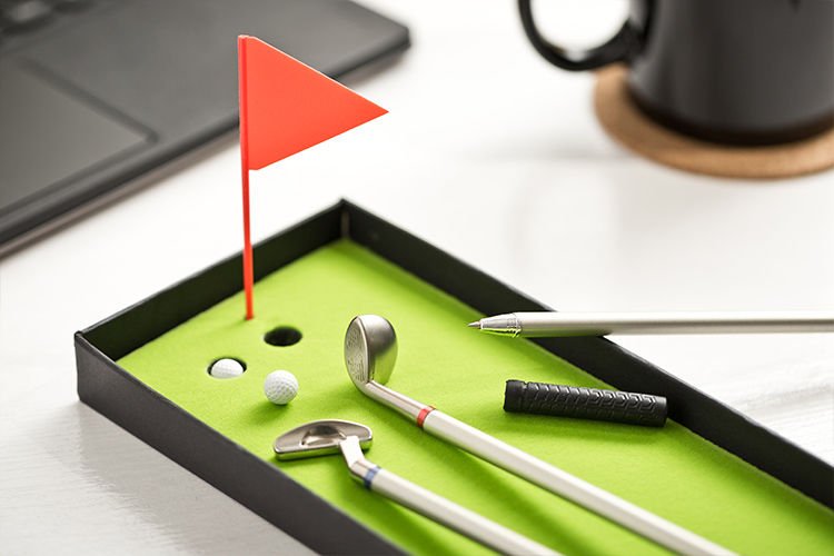 Golfa laukums ar nūjām, bedrītēm un bumbiņām