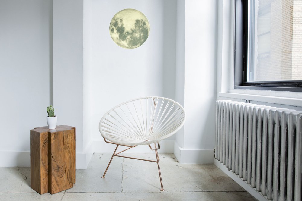 MĒNES uzlīme spīd tumsā