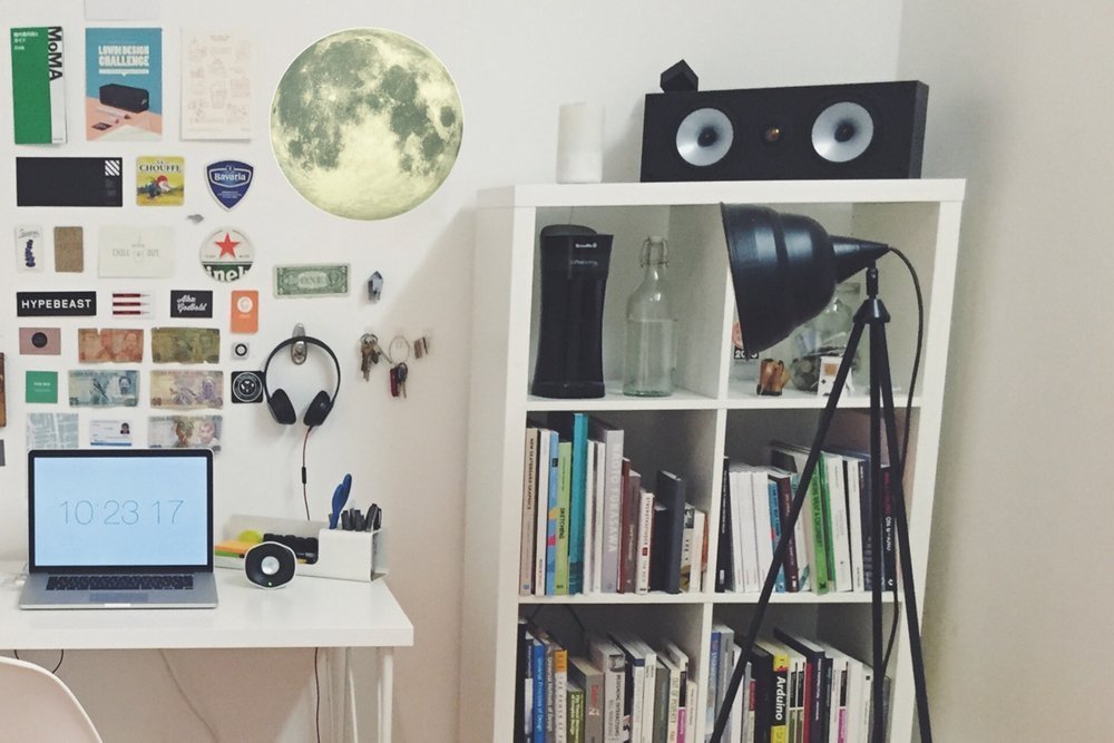 MĒNES uzlīme spīd tumsā