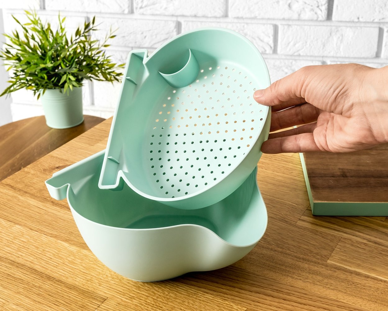 Slinka uzkodu bļoda ar tālruņa turētāju