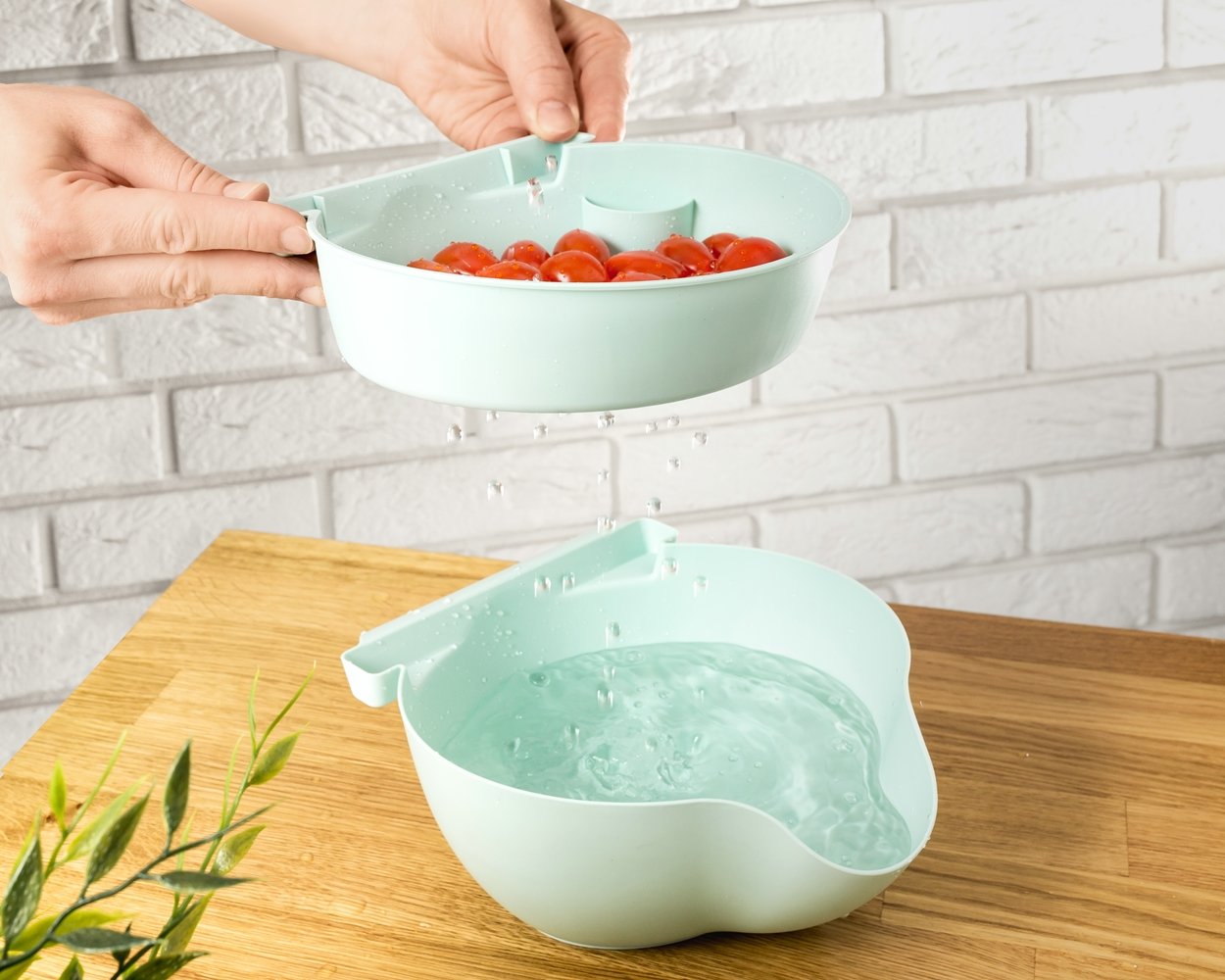 Slinka uzkodu bļoda ar tālruņa turētāju