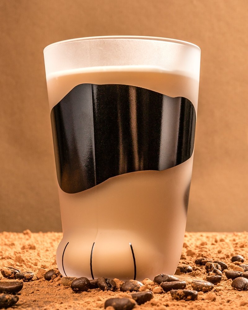 Kaķa ķepas kauss melnbalts