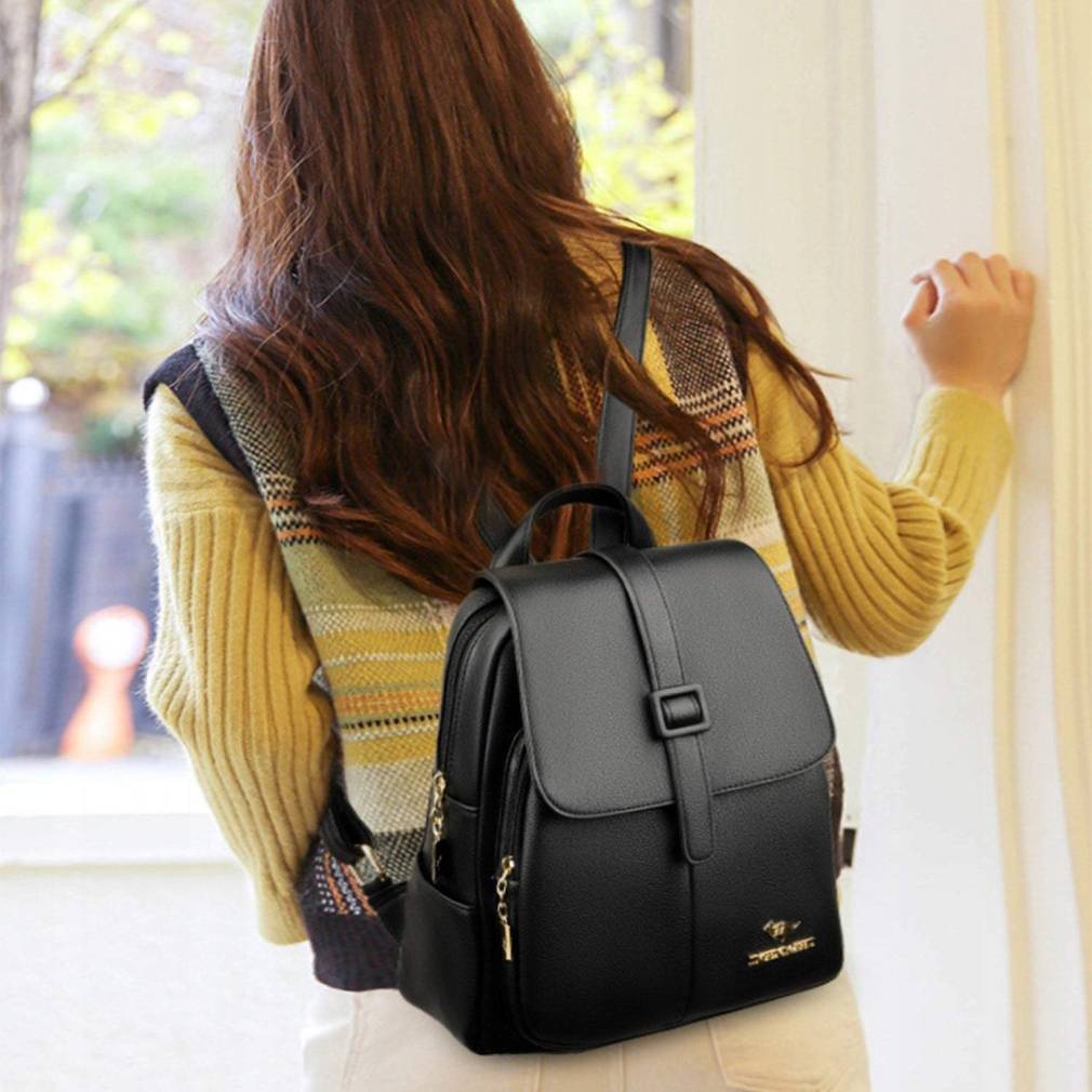 Sieviešu mugursoma ar zelta krāsas detaļām