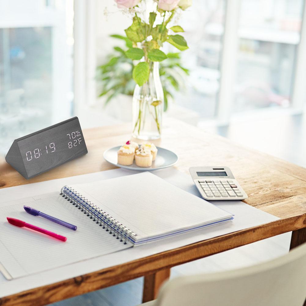 Trīsstūra koka pulkstenis