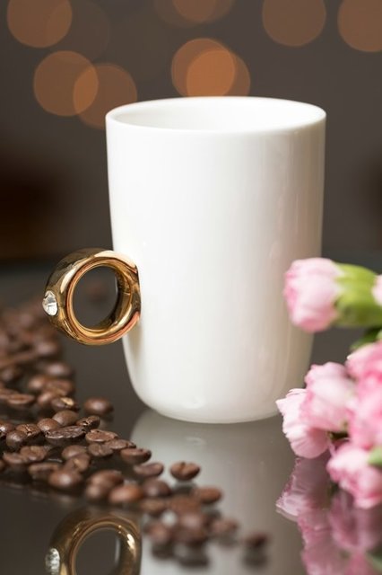 Gredzenu krūze balta - zelta gredzens