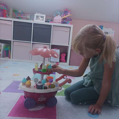 Saldējuma veikals ar ratiņiem