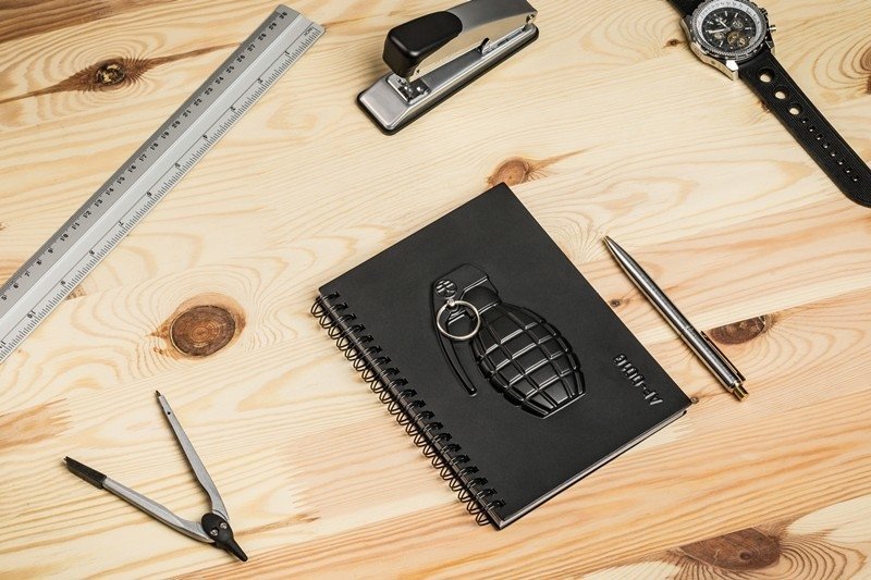 Piezīmju bloks ar granātas dizainu.