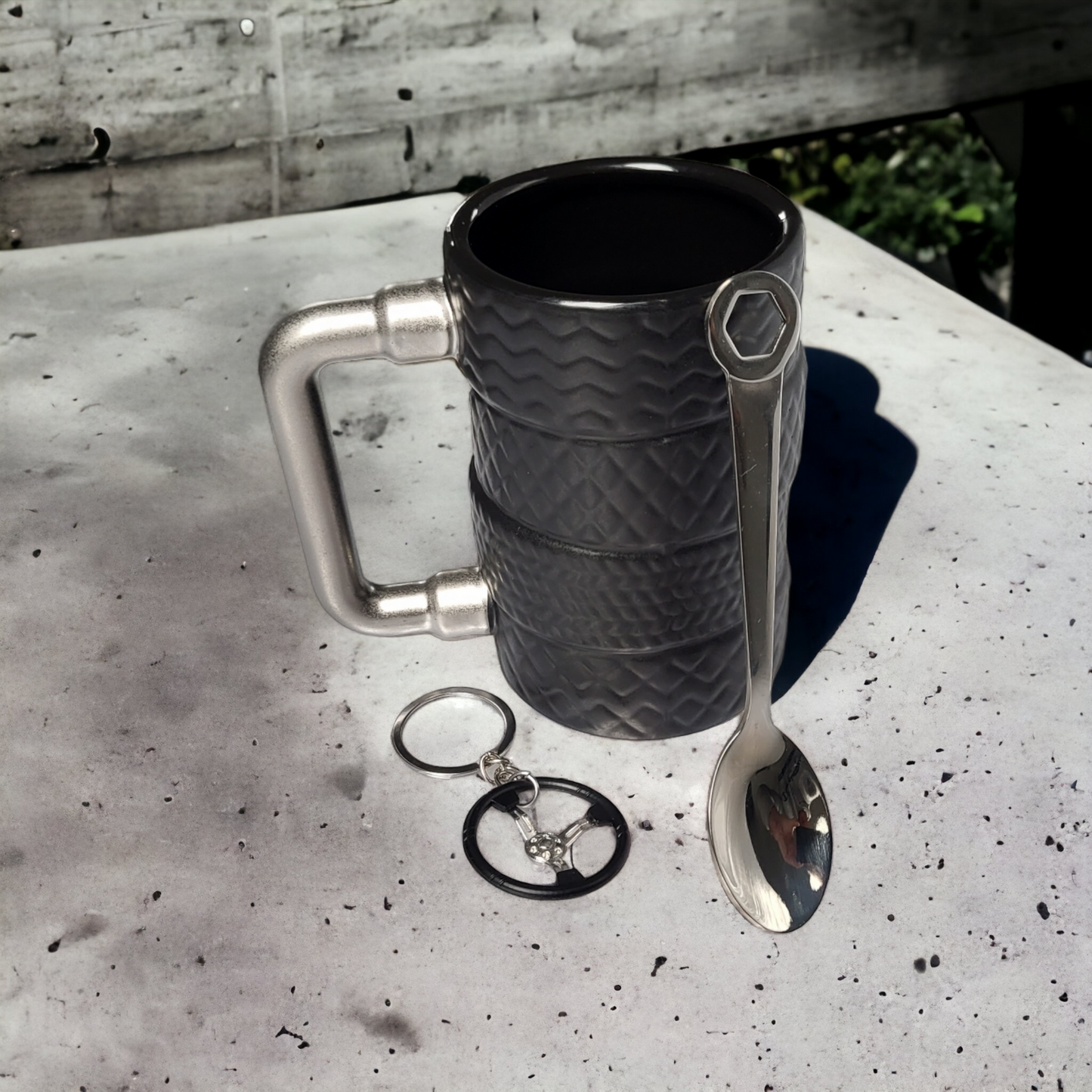 Vīriešu dāvanu komplekts - riepu krūze, uzgriežņu atslēgas karote un riteņu atslēgu piekariņš