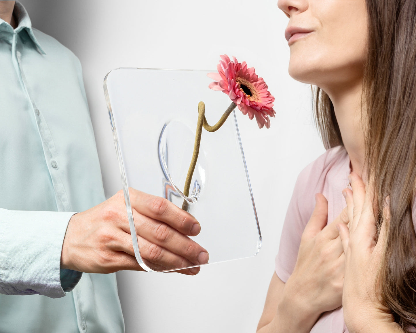 Ziedu rāmja vāze - CAURSPĪDĪGA