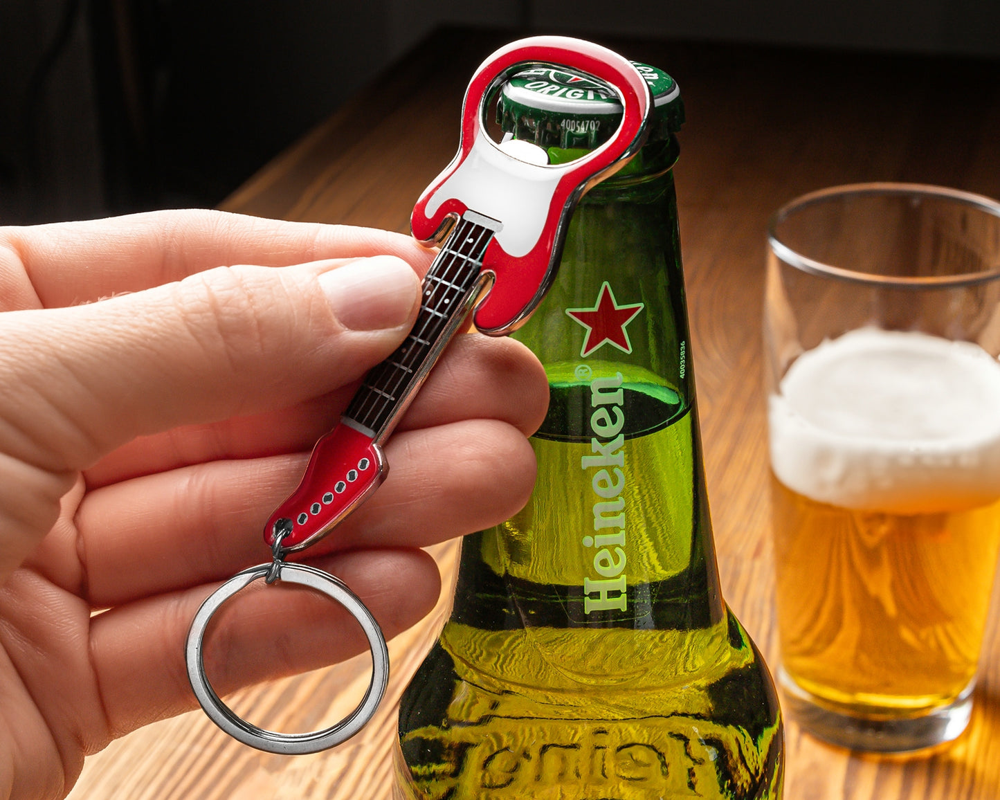 Elektriskās ģitāras attaisāmais ar magnētu - SARKANS