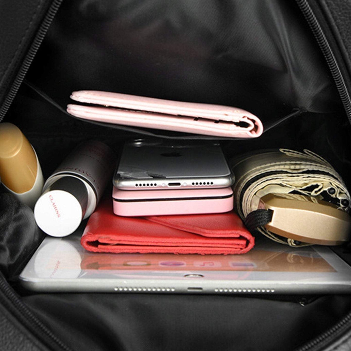 Sieviešu mugursoma ar zelta krāsas detaļām