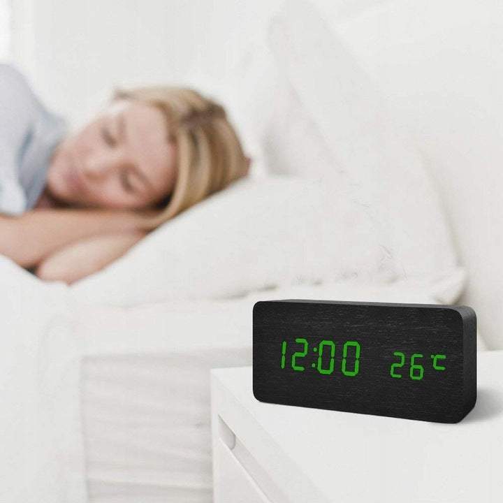 Moderns koka LED pulkstenis ar modinātāju un termometru, tumšā krāsā