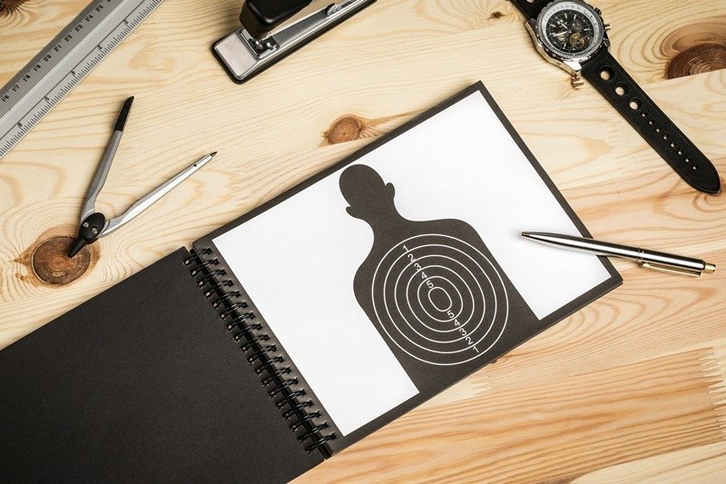 Piezīmju bloks ar ieroča dizainu uz vāka.