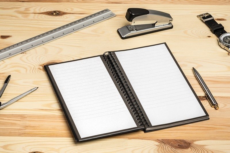 Piezīmju blociņš ar naža dizainu.