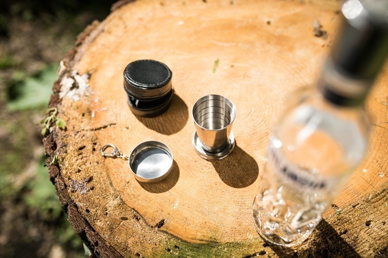 Saliekama glāzīte ar maciņu tūrismam nerūsējošā tērauda