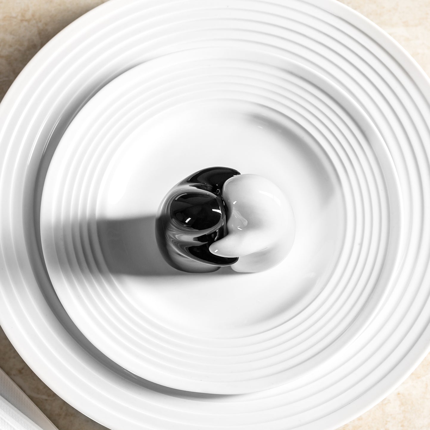 Sāls un piparu trauciņi, figūriņas melnbaltas