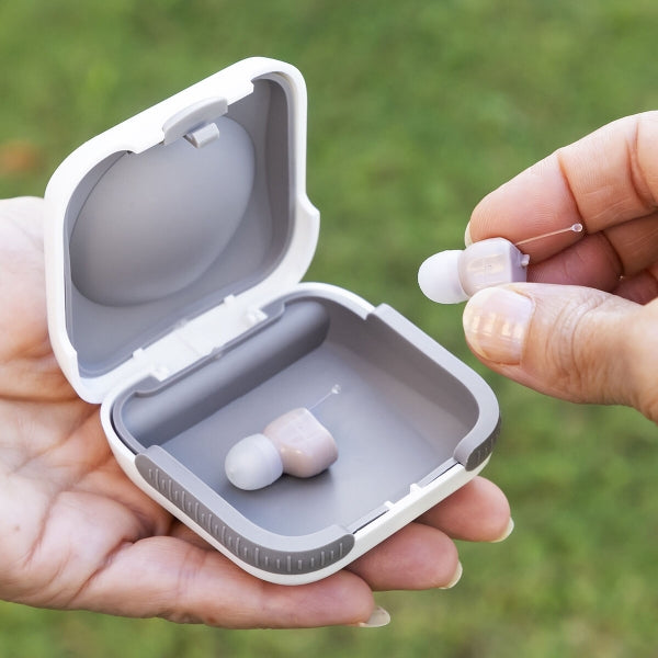 Ausīs ievietojams dzirdes pastiprinātājs ar piederumiem