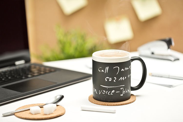 Krūze ar melno tāfeli un krītu, apzīmējama