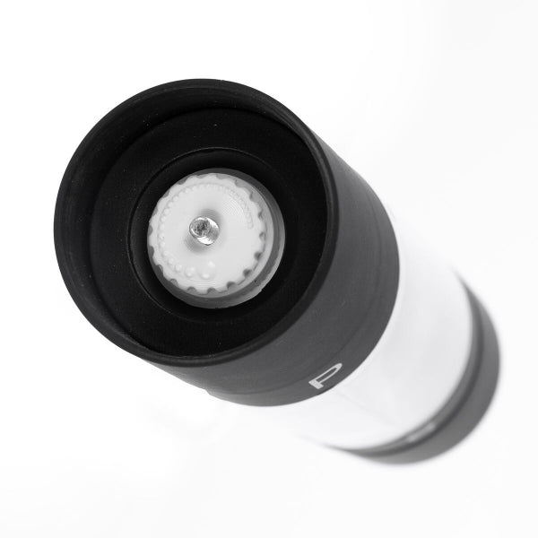 Sāls un piparu dzirnaviņas