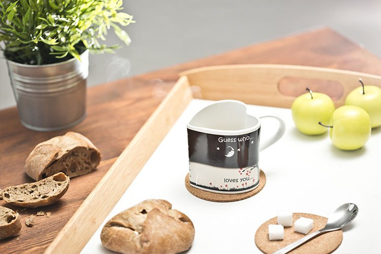 Krāsu mainoša krūze sirds formā