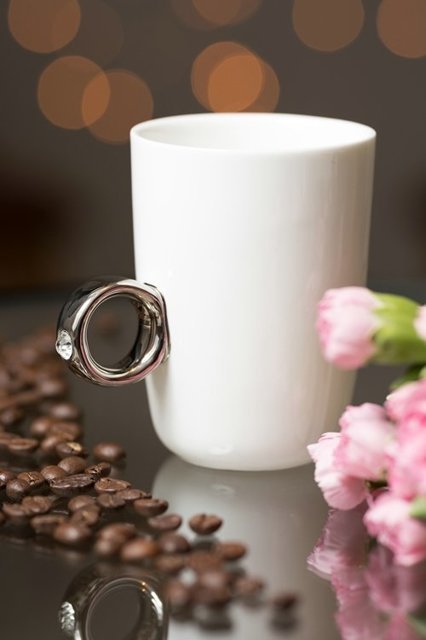 Krūze balts ar sudraba krāsa gredzena rokturi, 1gab.