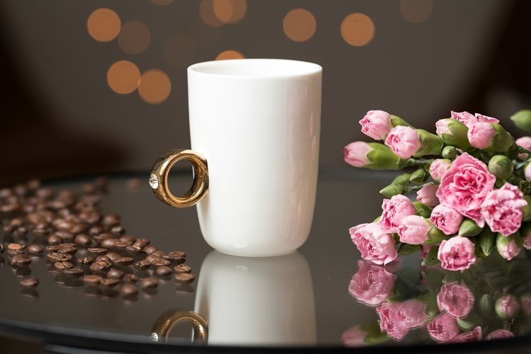 Gredzenu krūze balta - zelta gredzens