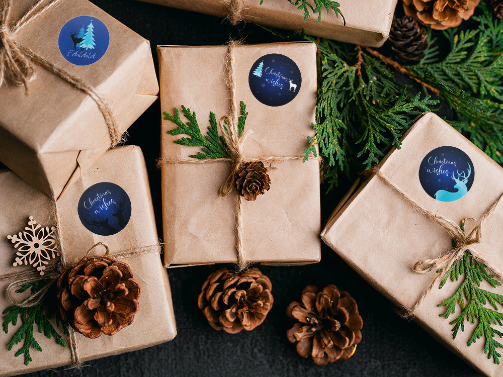 Ziemassvētku dekoratīvās uzlīmes 500 gabalu rullī "Priecīgus Ziemassvētkus"