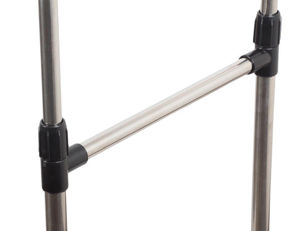 Mobilais drēbju pakaramais ar dubultiem plauktiem uz riteņiem