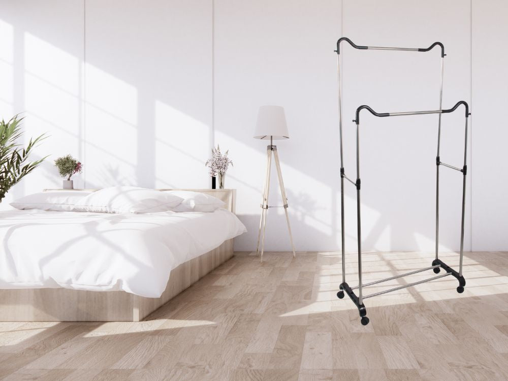 Mobilais drēbju pakaramais ar dubultiem plauktiem uz riteņiem