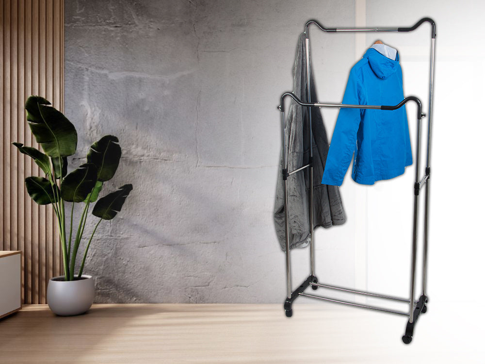 Mobilais drēbju pakaramais ar dubultiem plauktiem uz riteņiem