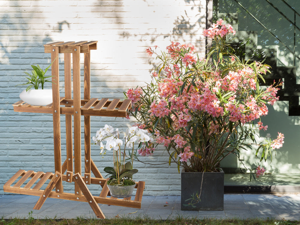 Trīspakāpju puķu podu statīvs koka puķu podiem